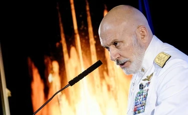 L'ammiraglio Cavo Dragone: "Nato valuta cyber-attacco preventivo contro Mosca"