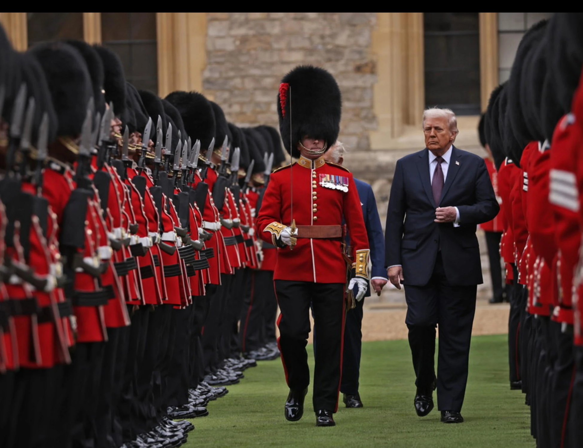 Trump sulla carrozza reale porta una spada a Re Carlo
