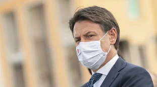 Giuseppe Conte, il silenzio sospetto su scuola e regionali: "Sta per abdicare?"