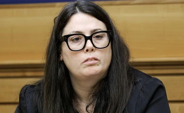 Stefania Ascari, la grillina si schiera con gli indagati per terrorismo: "Piena solidarietà"