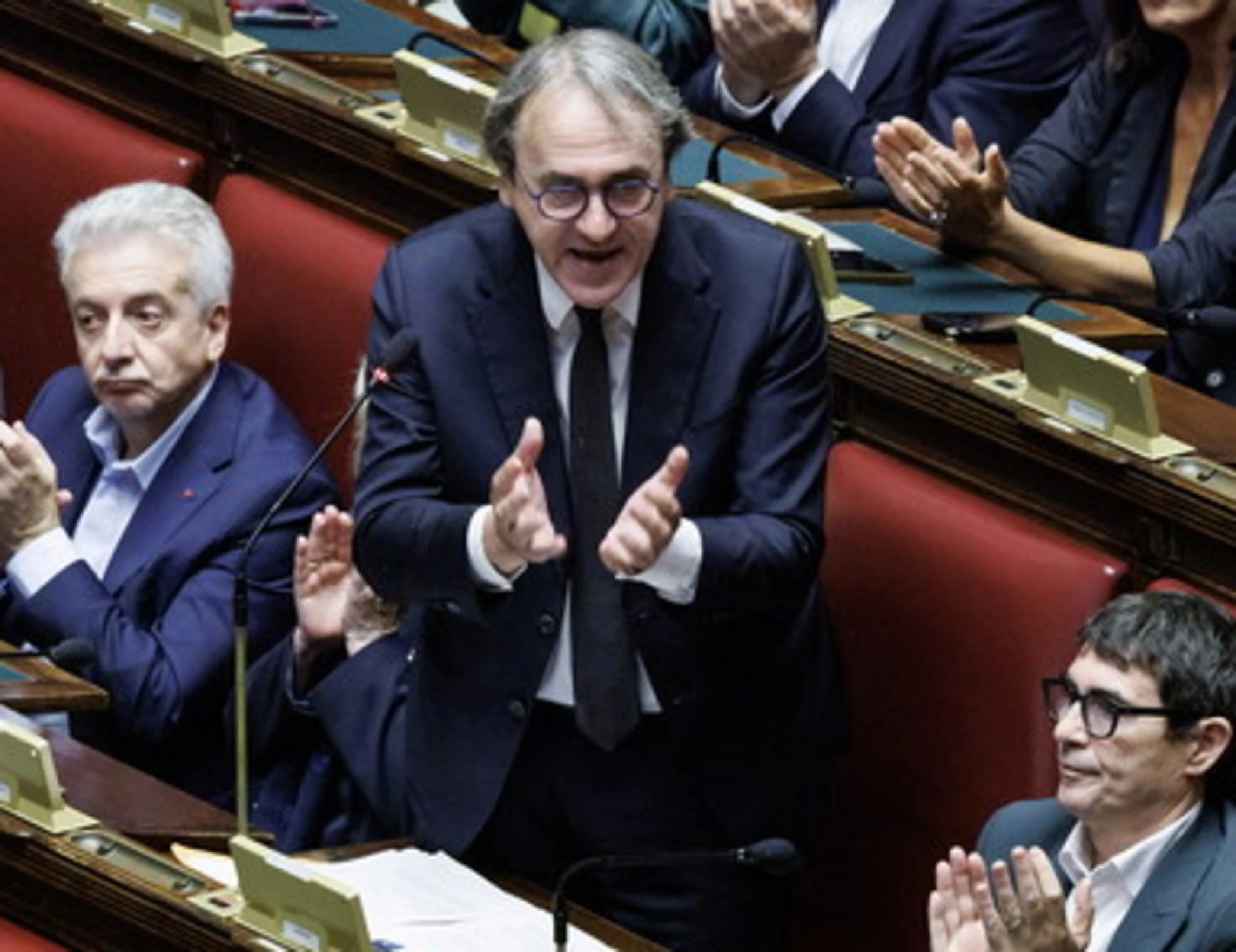 Meloni, Bonelli la insulta: "Cagnolino". E lei lo zittisce: "Restano le candele"
