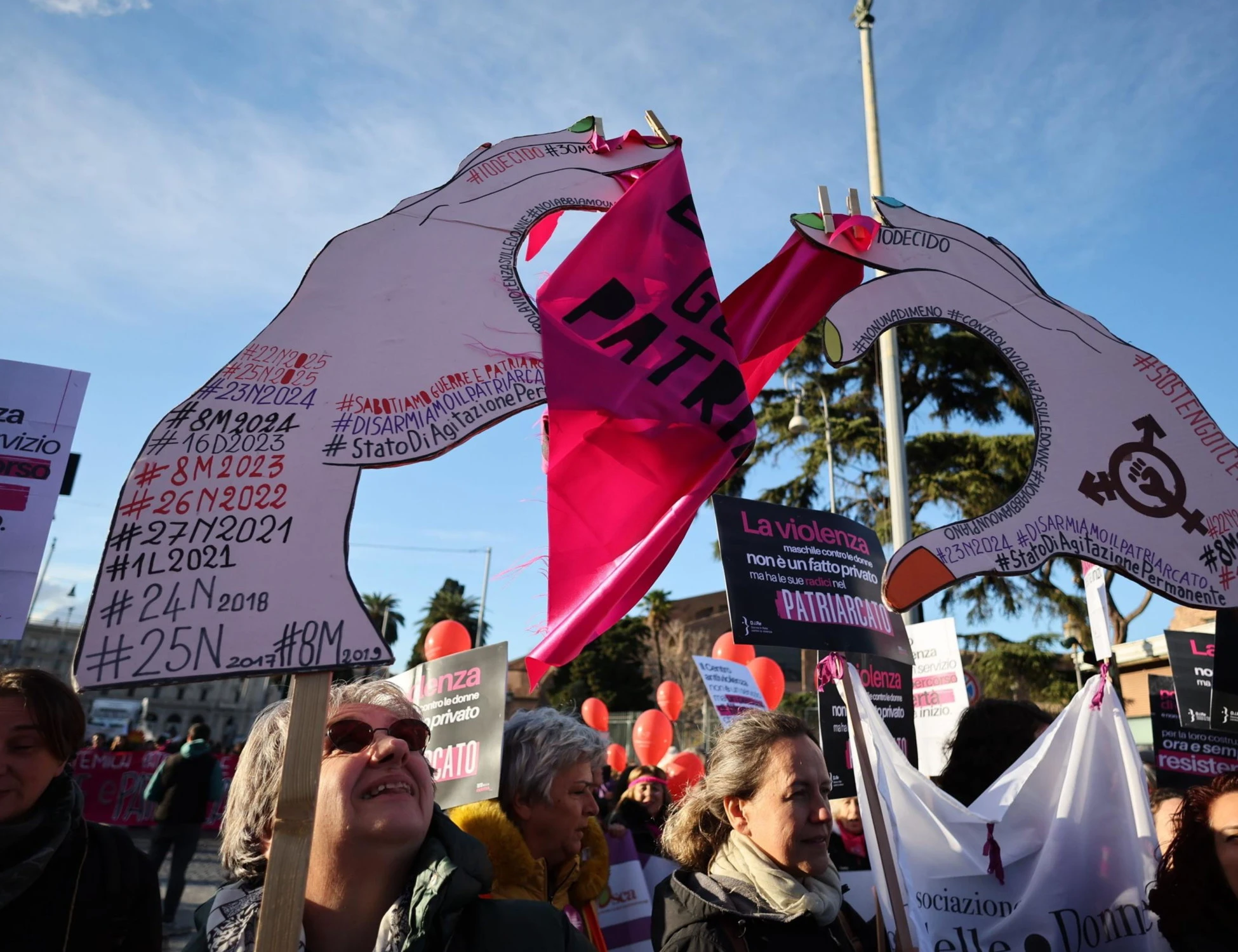 Roma, il corteo di Non una di meno: "Sabotiamo guerra e patriarcato"