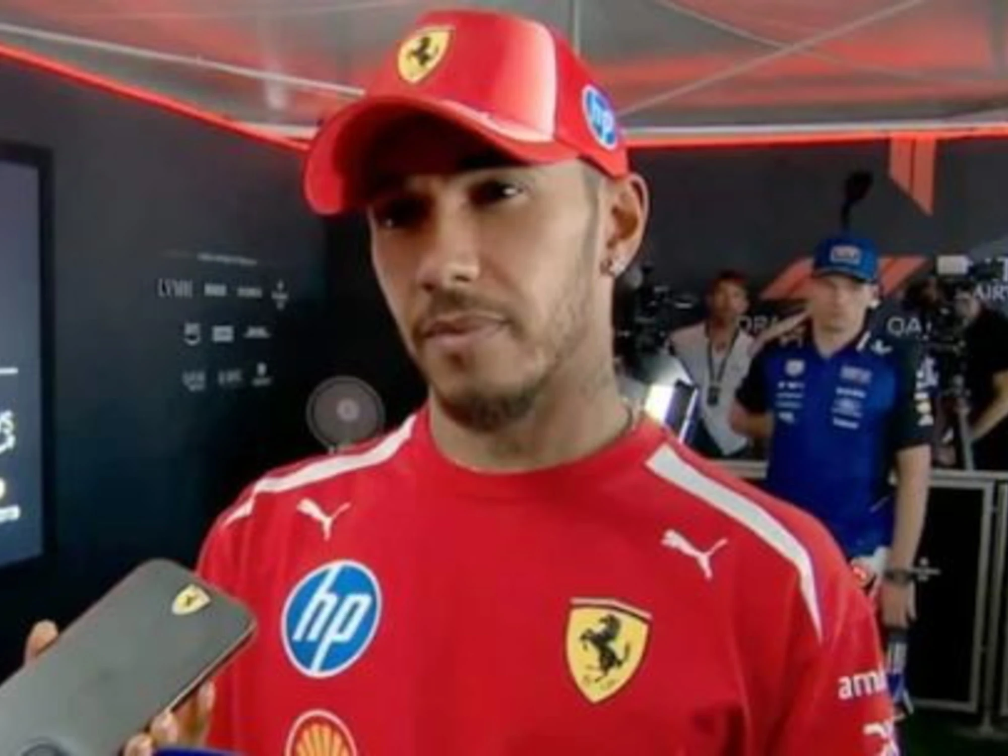 Hamilton resta di sasso in tv, riesce a dire solo "sì"