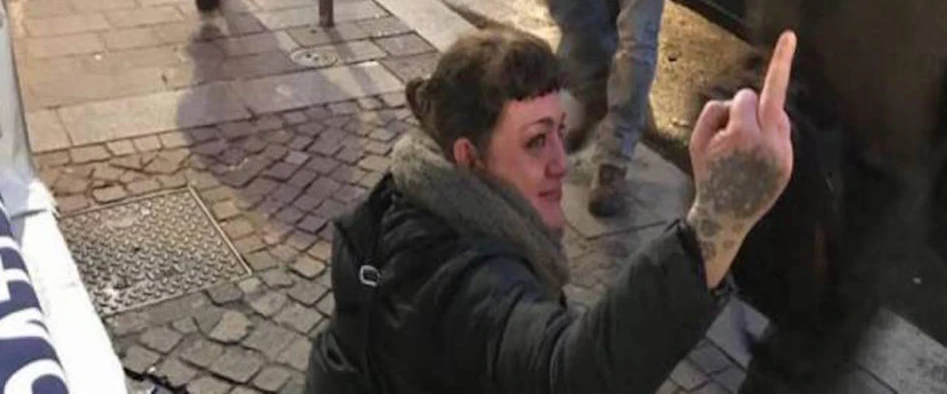 Giorgia Meloni: "Scandaloso, ha fatto la pipì sui nostri gazebo ma il giudici l'ha assolta"