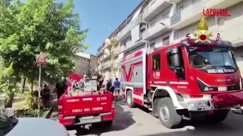 Cosenza, esplosione per fuga di gas in un appartamento: l'intervento dei vigili del fuoco