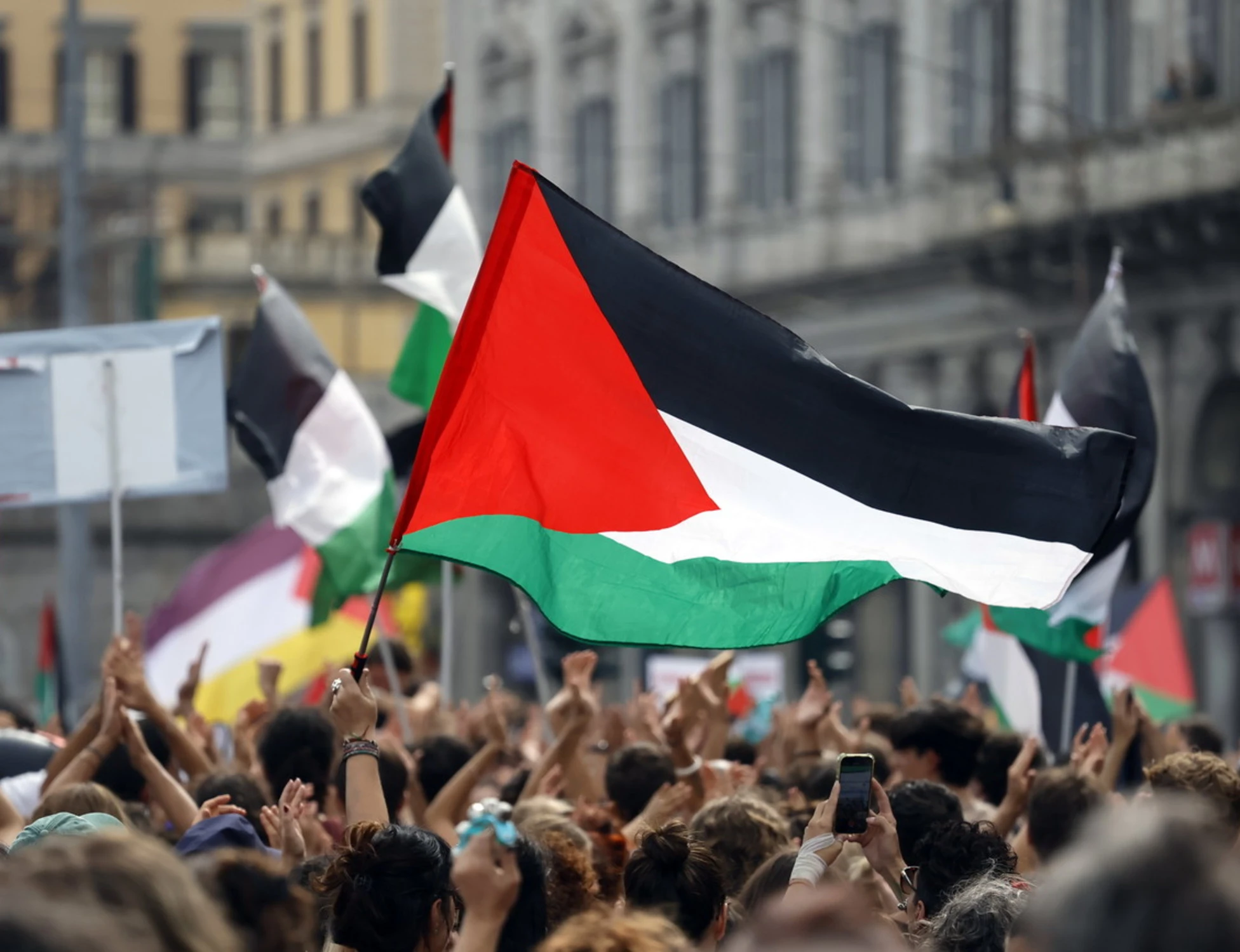 Sciopero per Gaza, orrore al corteo di Imperia: la maglietta che inneggia alle Br