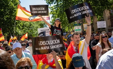 Pedro Sanchez, la rivolta dei 40mila in piazza: 