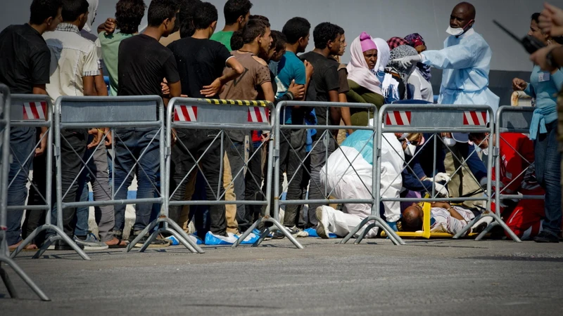 Immigrazione, svolta Ue: accordo sui rimpatri rapidi. E il governo accelera sul blocco navale