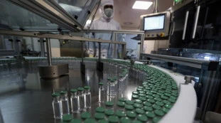Vaccino anti Covid, AstraZeneca come Pfizer: taglio alla distribuzione, Europa e Italia tremano