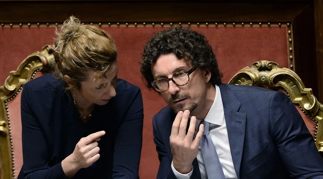 Mes, Toninelli guida la fronda del M5s: "Bloccare la riforma in Parlamento", la lettera che può far saltare la maggioranza