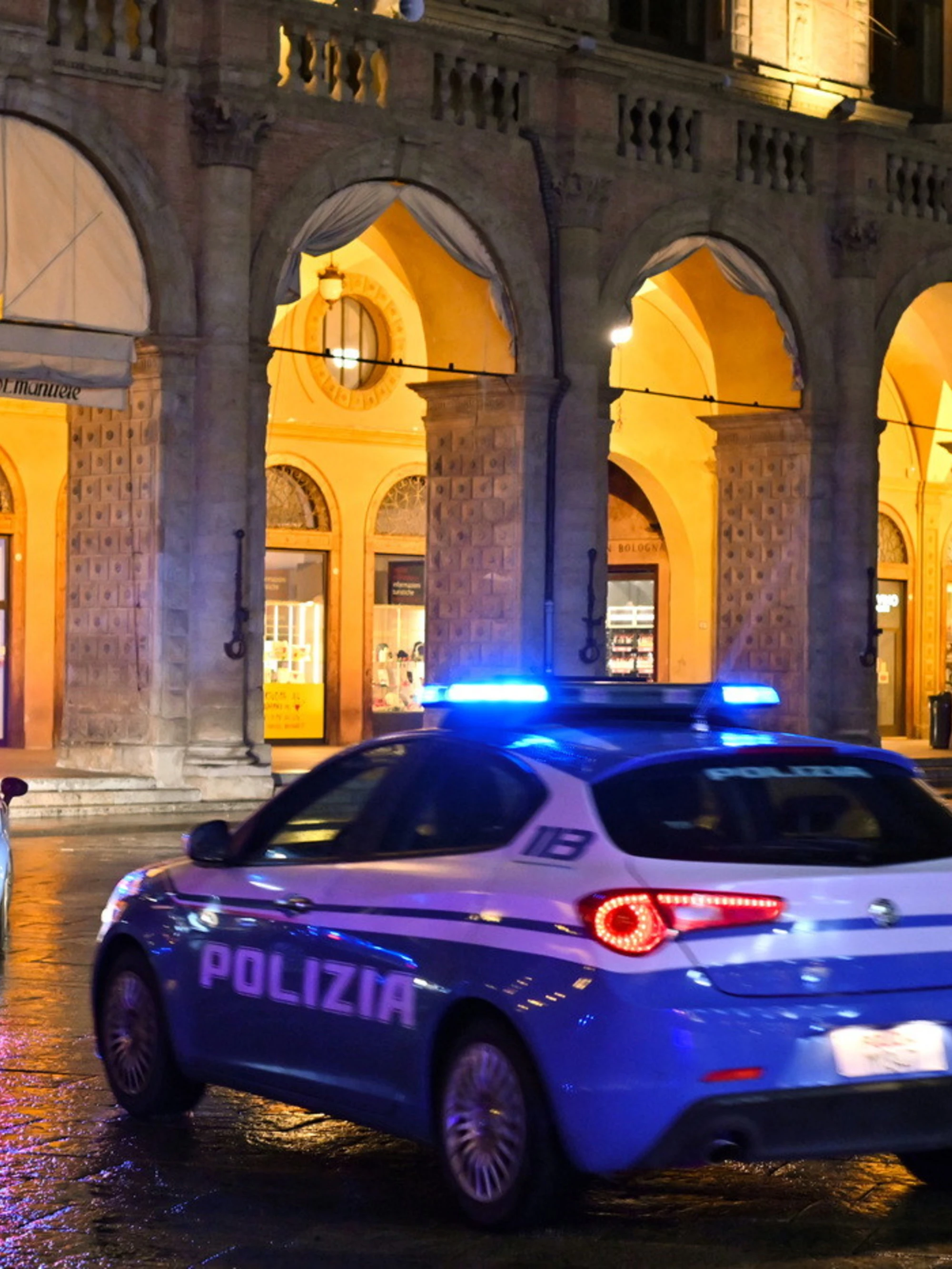 I poliziotti fermano i vandali: picchiati, finisce male