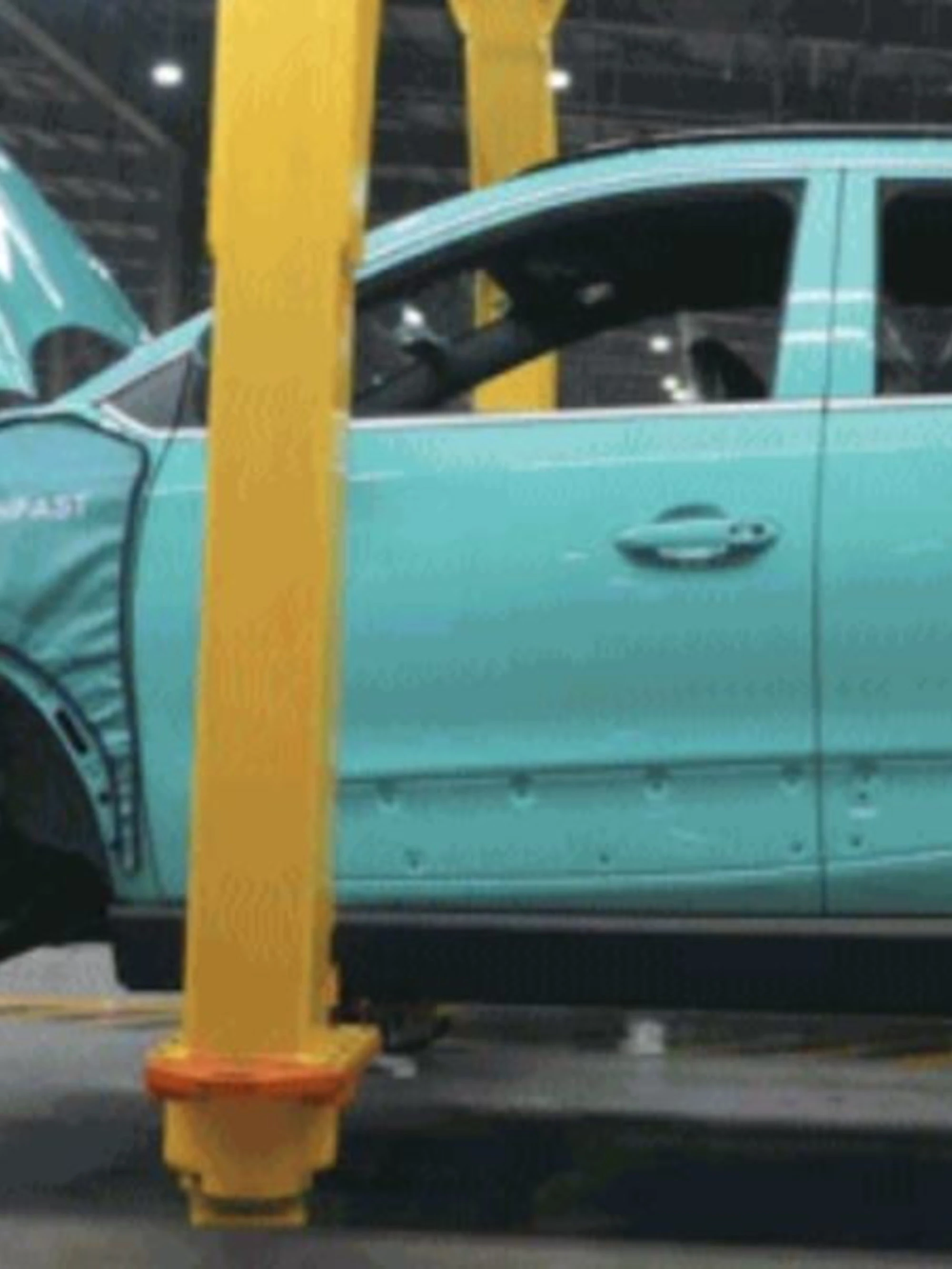 Arriva l'auto elettrica Ue, subito disastro: ecco cosa trapela