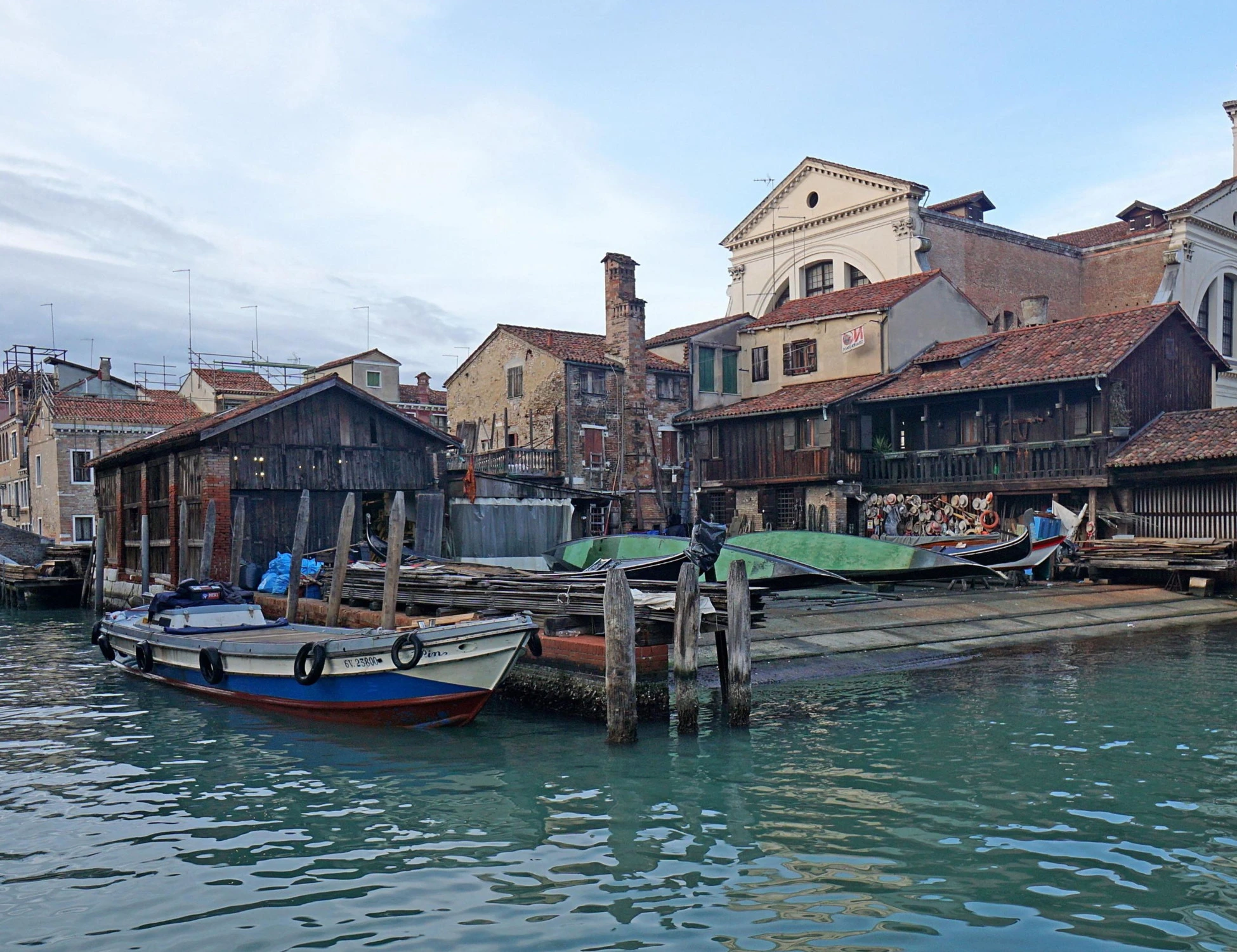 Venezia, tre persone in acqua: morto un 20enne. Tragedia e giallo all'alba