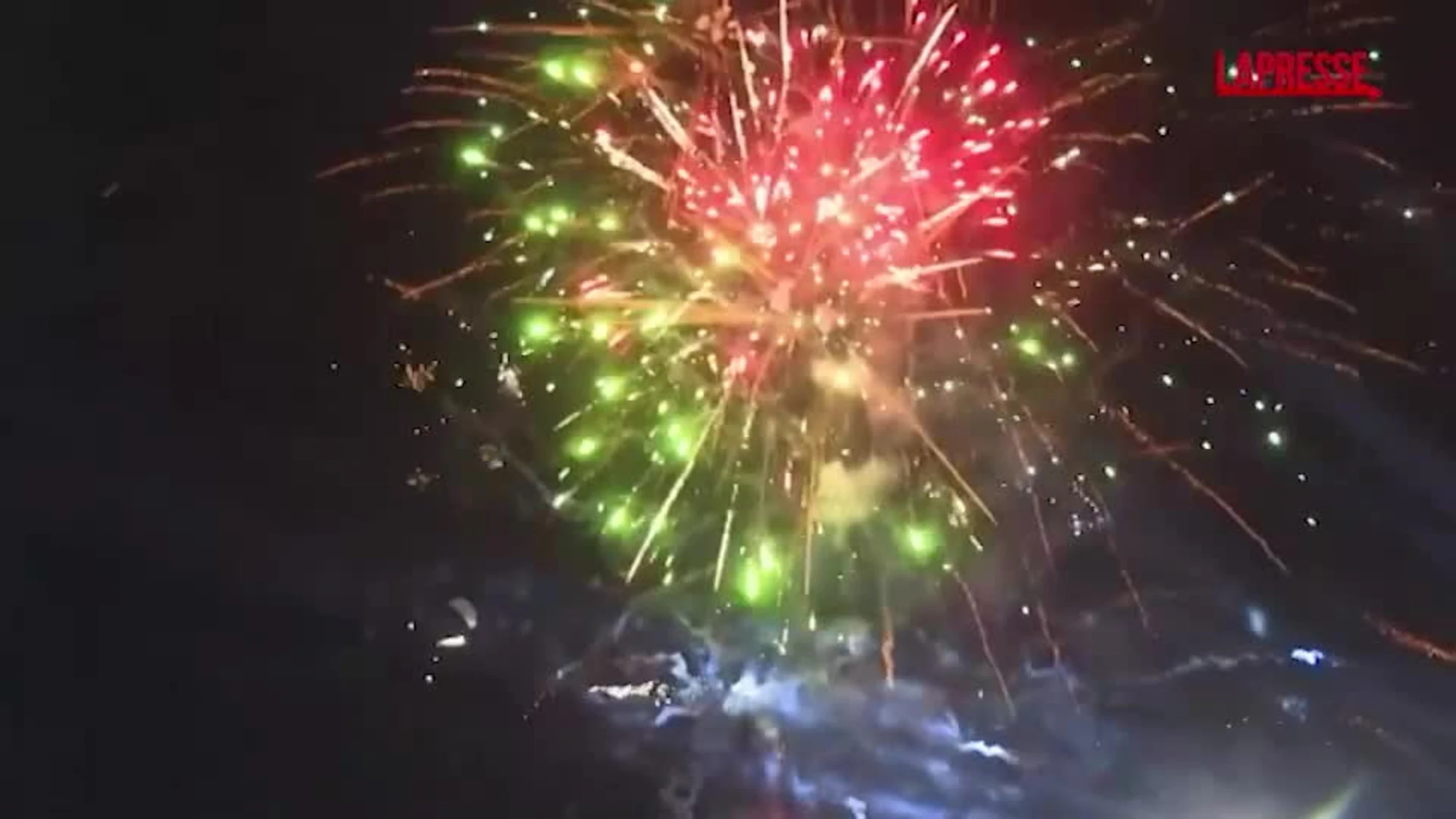 Siria, un anno dalla caduta di Assad: fuochi d'artificio nel cielo di Damasco