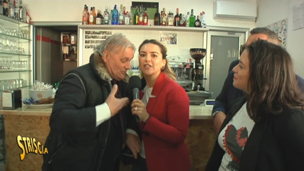 Striscia la notizia, nuovo assalto a Vessicchio: "Vieni a letto con me?"