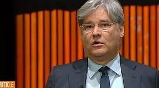 Striscia la Notizia rivela l'orrore contro gli inviati di Paolo Del Debbio; "Sassi e bottigliate", finisce in disgrazia