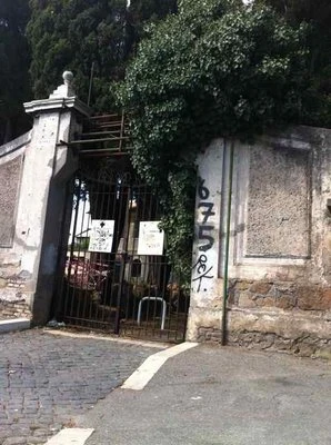 Uomo ucciso a coltellate nel parco davanti ai bambini