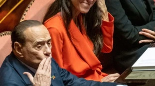 "Assente". Berlusconi ricoverato, il gesto al Senato: paura e commozione