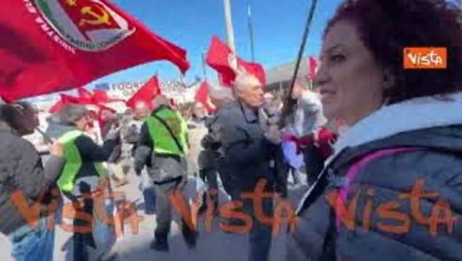 Manifestazione No Kings a Roma, sventola gigantesca bandiera della Pace