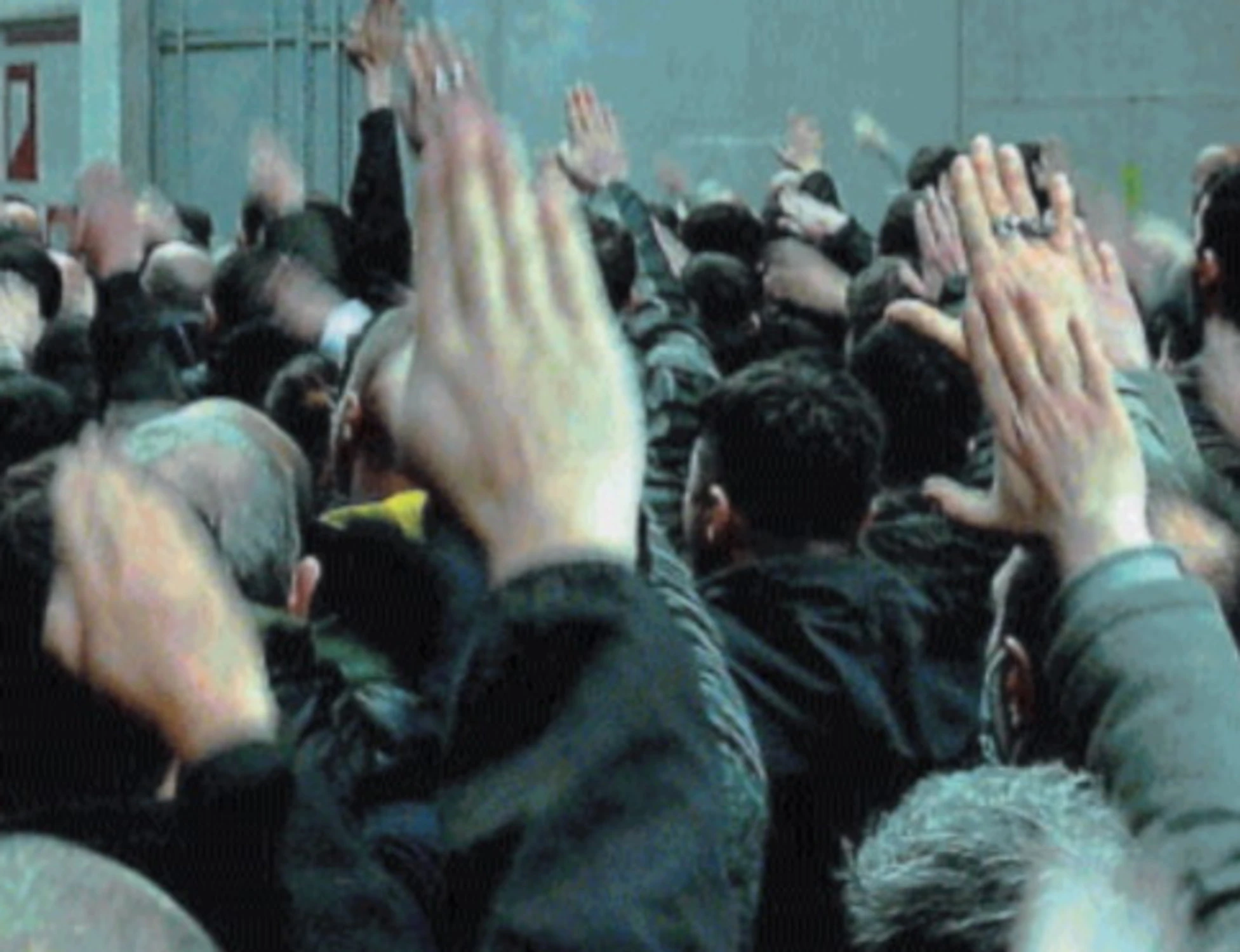 Vietato lavorare se hai fatto saluti romani