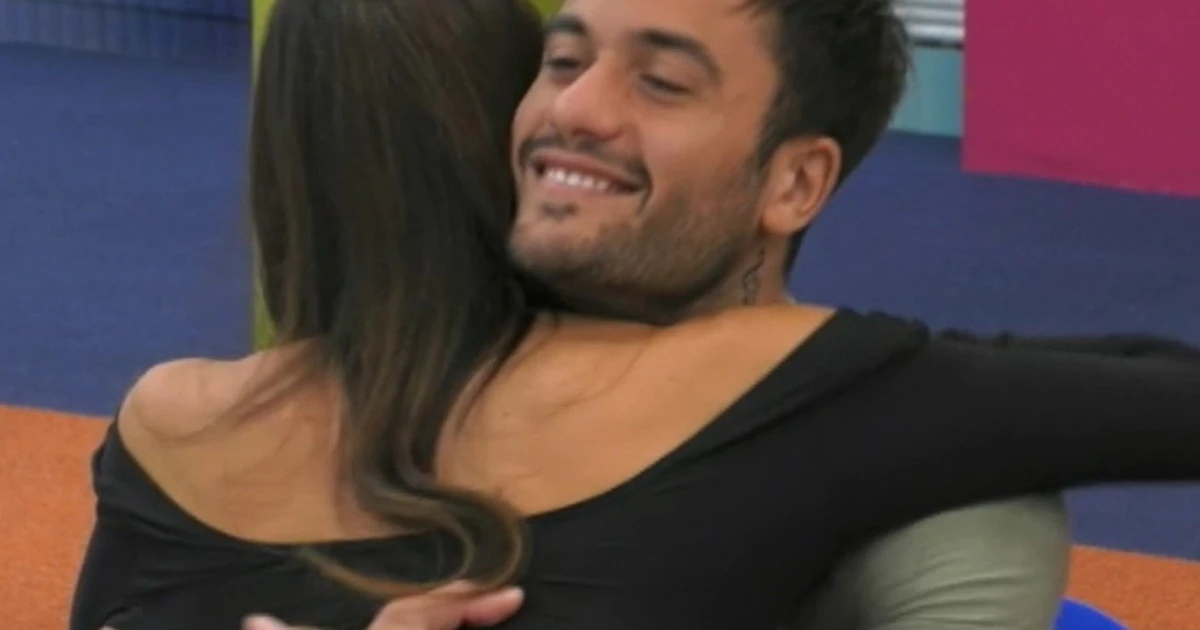 Grande Fratello Vip, assalto a Elisabetta Gregoraci: raptus di Pretelli inquadrato in primissimo piano, dove "piazza" la mano