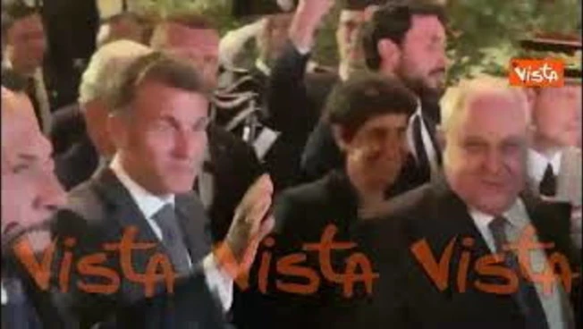 Ovazione per Macron all'uscita dalla sede di Sant'Egidio a Roma