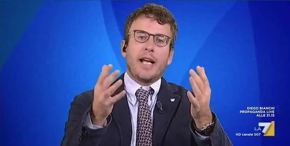 Diego Fusaro, aria di golpe contro il governo: "Prima lo spread poi la Diciotti, e ora...". Clava sull'Italia