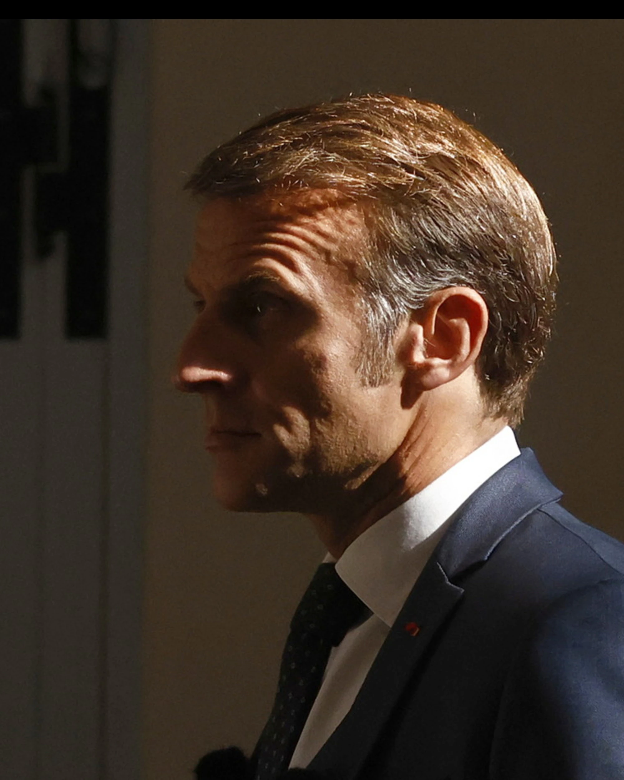 Emmanuel Macron travolto dalla crisi di governo: "Ora destituirlo"