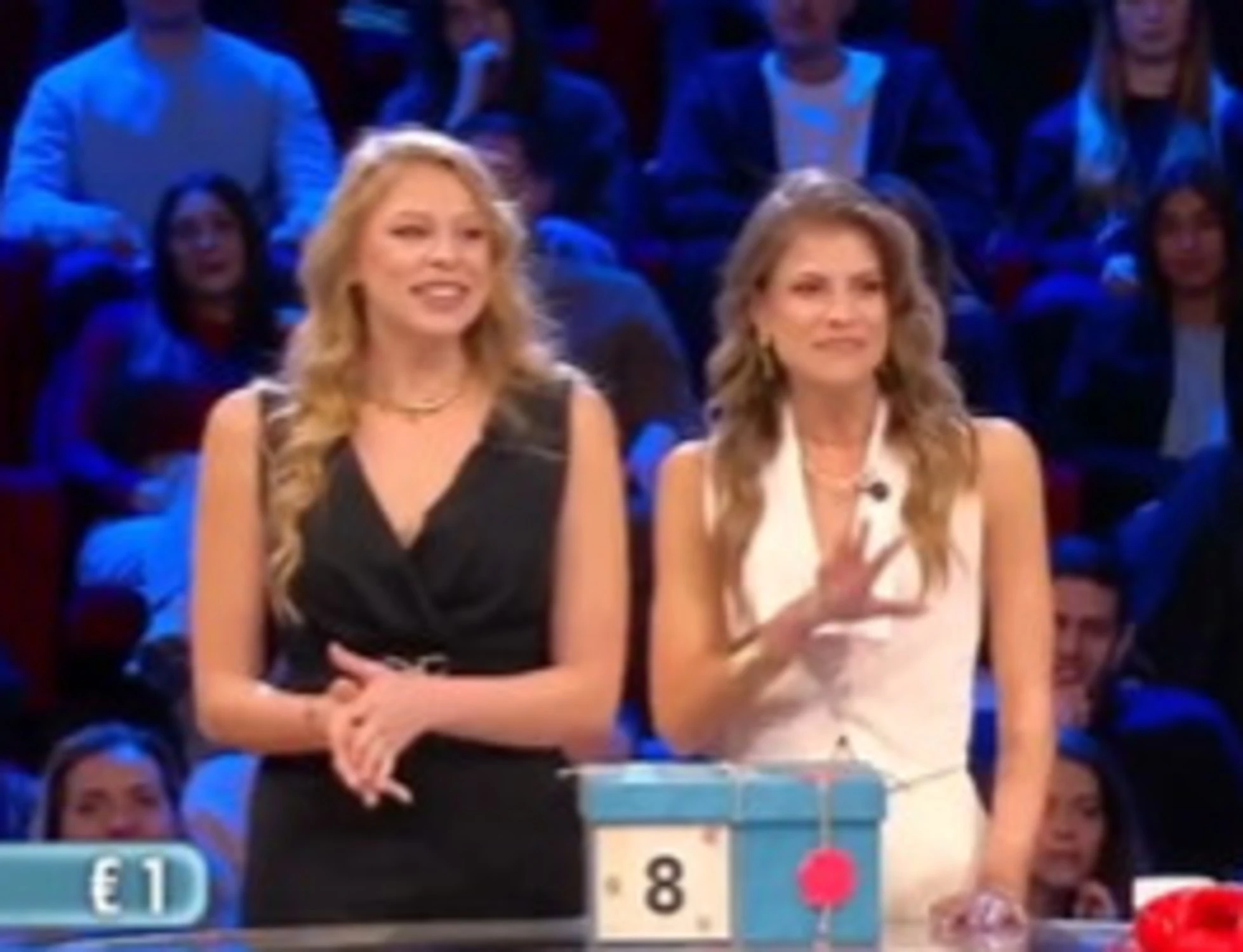 Affari tuoi, ormone impazzito per le due sorelle: "Dentro e fuori"