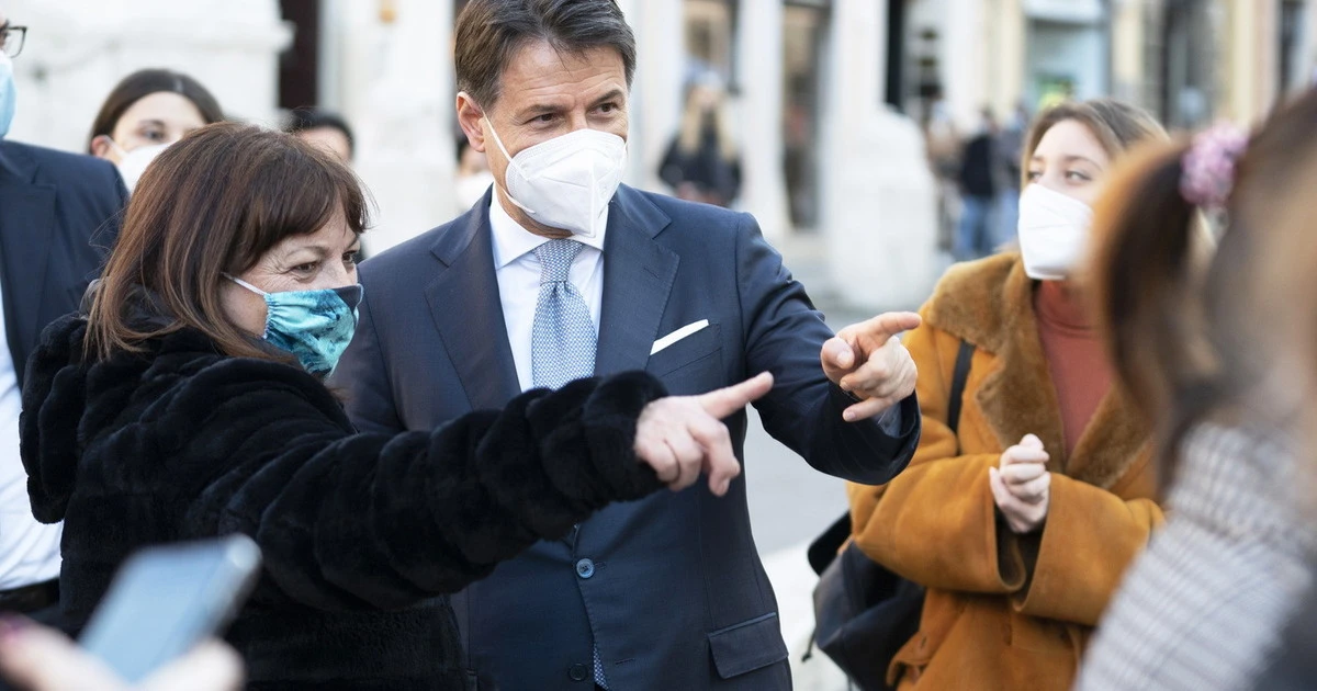 Giuseppe Conte, sospetti sulla passeggiata dopo il Colle "studiata". Lo staff: "Ci ha spiazzati"