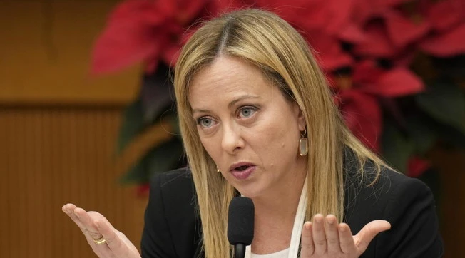 Repubblica, attacco alla Meloni: "Si nasconde", ma lei umilia Molinari