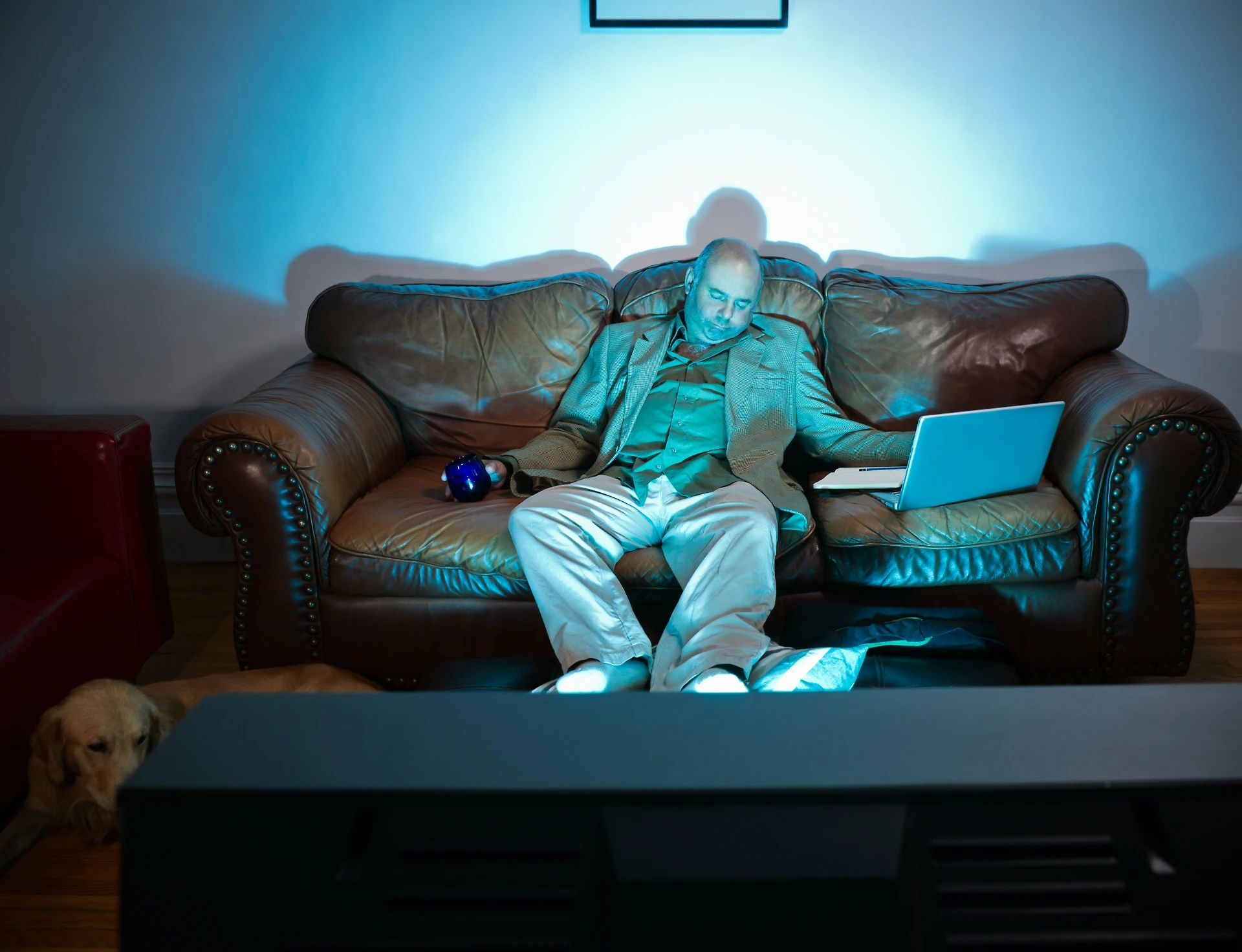 Dormire con la televisione accesa, ecco il grave rischio per la salute: lo studio