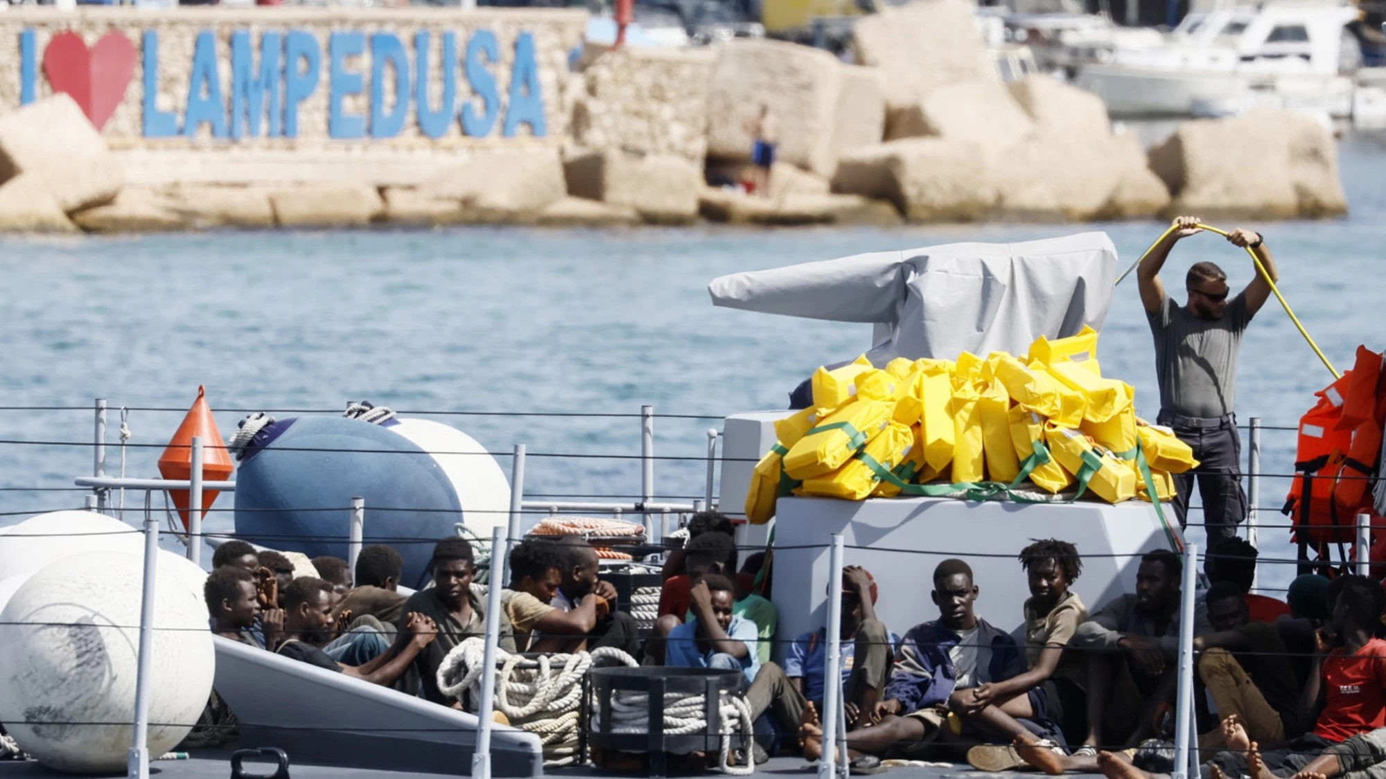 Immigrazione, l'ultima frontiera dell'invasione di migranti: "Venite a L'Aquila"