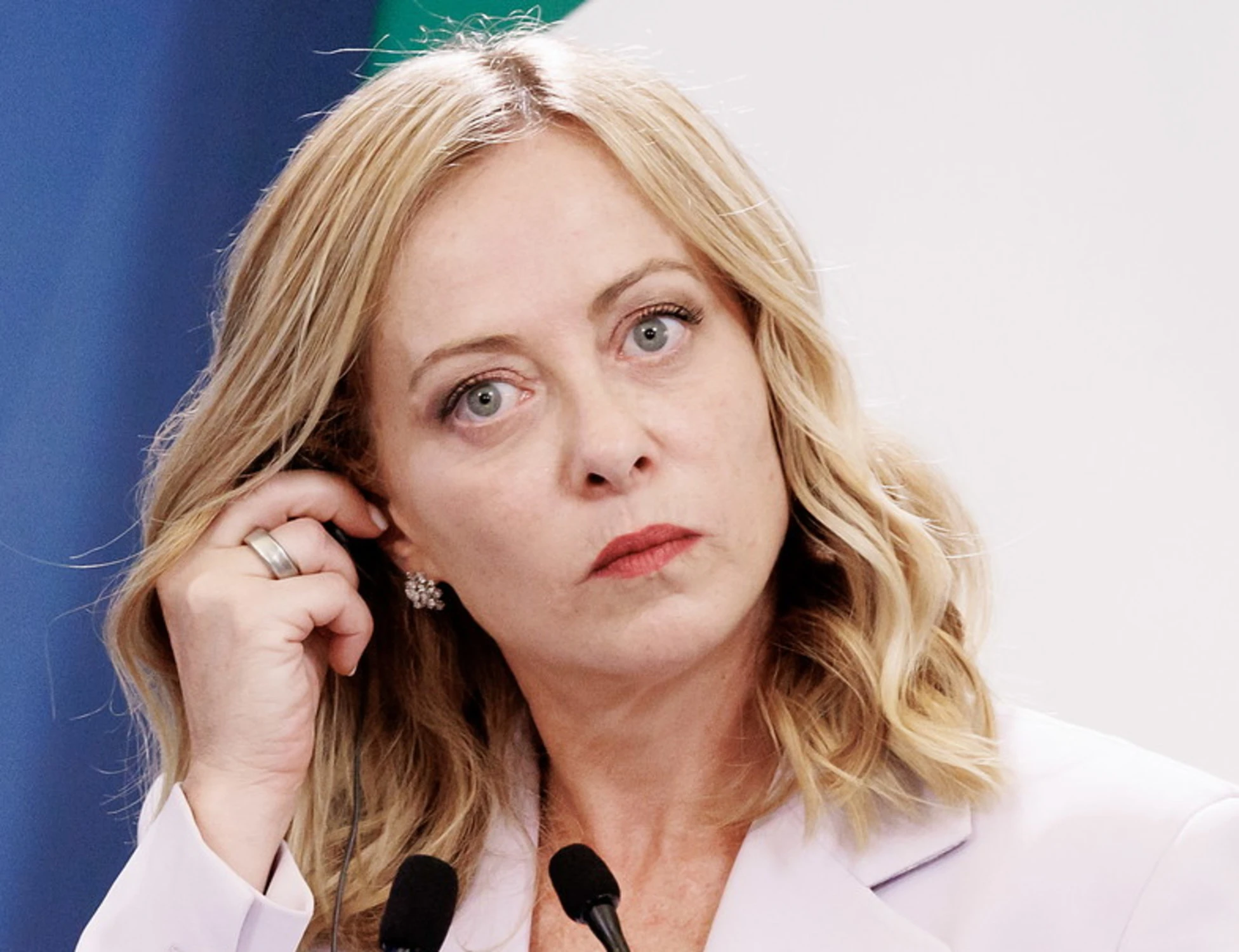 Meloni smonta la sinistra sul volo di Stato: "Donna e madre"