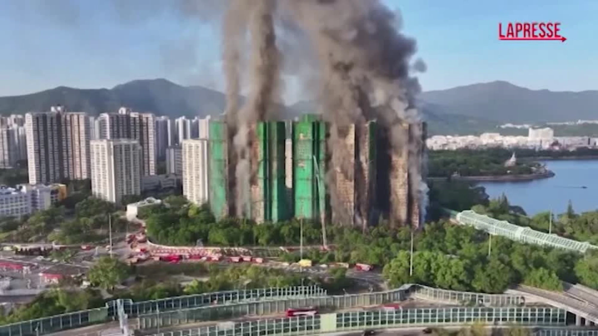Hong Kong, inferno in terra: bruciano i maxi-grattacieli, carneficina e sospetti
