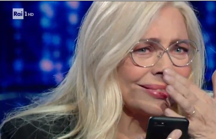 Domenica In, le lacrime di Mara Venier dopo la telefonata del marito: "È un momento particolare"