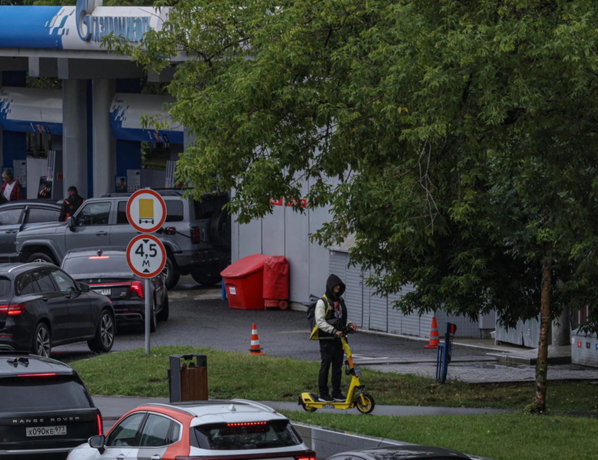 Russia, risse ai distributori di benzina: scattano gli arresti, cosa sta succedendo