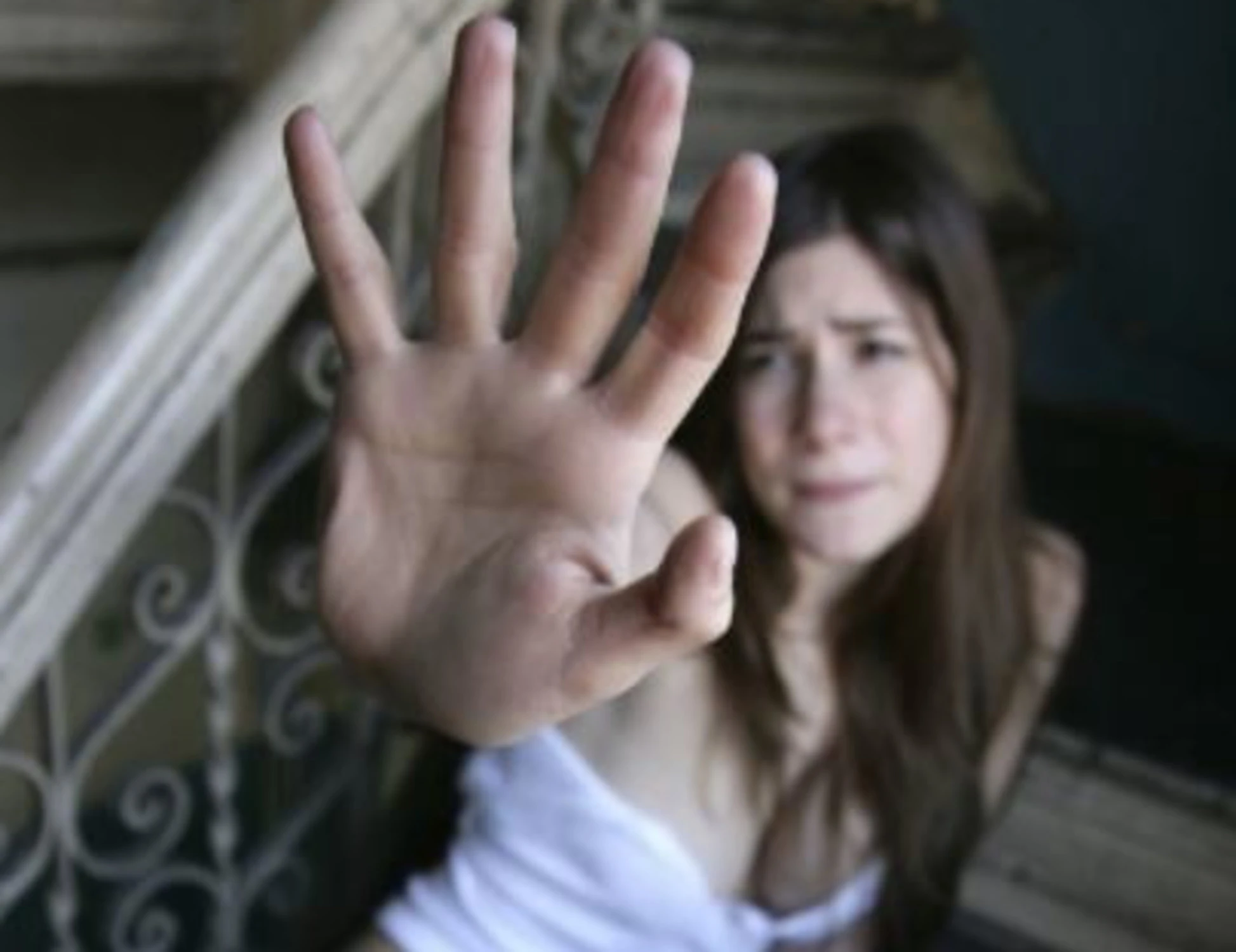 Torino, stupra una 13enne in un minimarket: perché il giudice lo rimette in libertà dopo 2 giorni