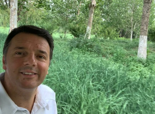 Matteo Renzi in versione vietcong: si nasconde nel bosco per insultare Matteo Salvini e Silvio Berlusconi