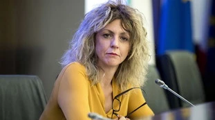 Silvio Berlusconi, Barbara Lezzi contro l'apertura del M5s: "Quello è un mafioso"