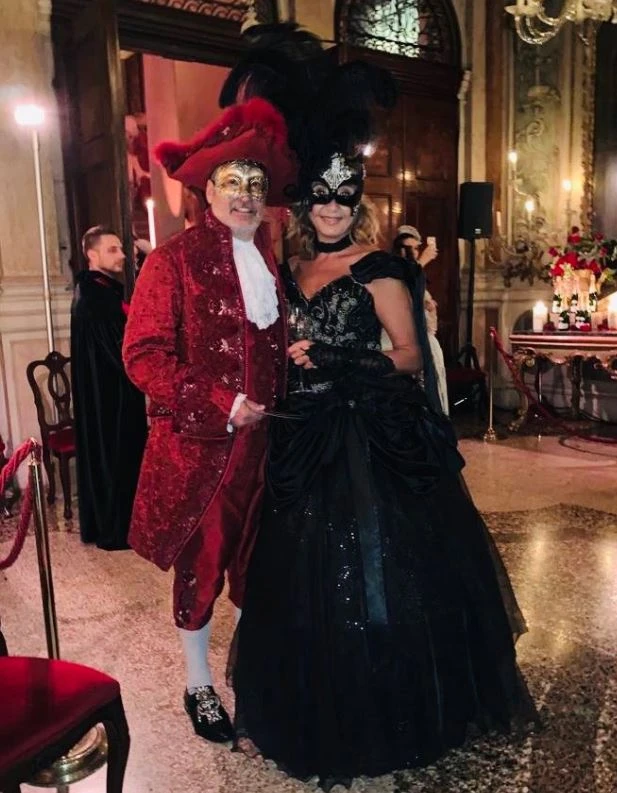 Myrta Merlino con Marco Tardelli al Carnevale di Venezia: look sensuale, maschera, vestito scollato e guanti