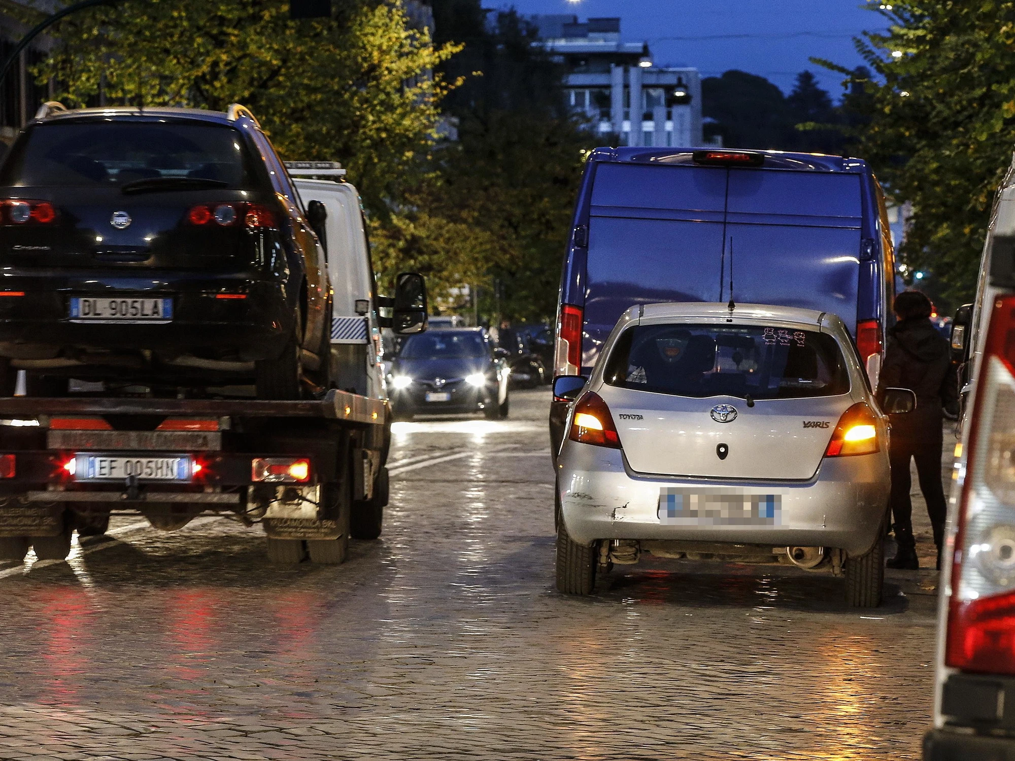 Multa per l'auto in doppia fila? La sentenza: quando deve essere annullata