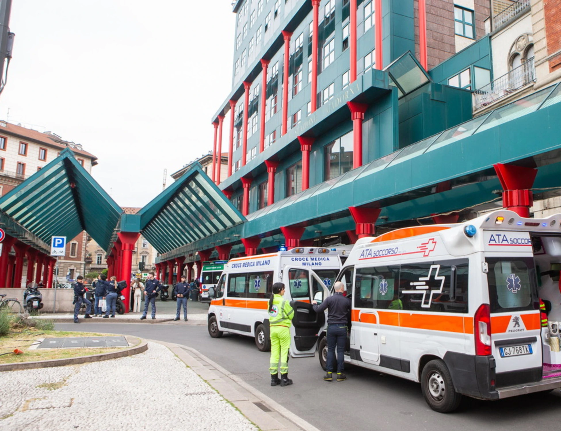 Milano, 19enne violentata: "Nel mezzanino della metro di Cadorna", dettagli agghiaccianti