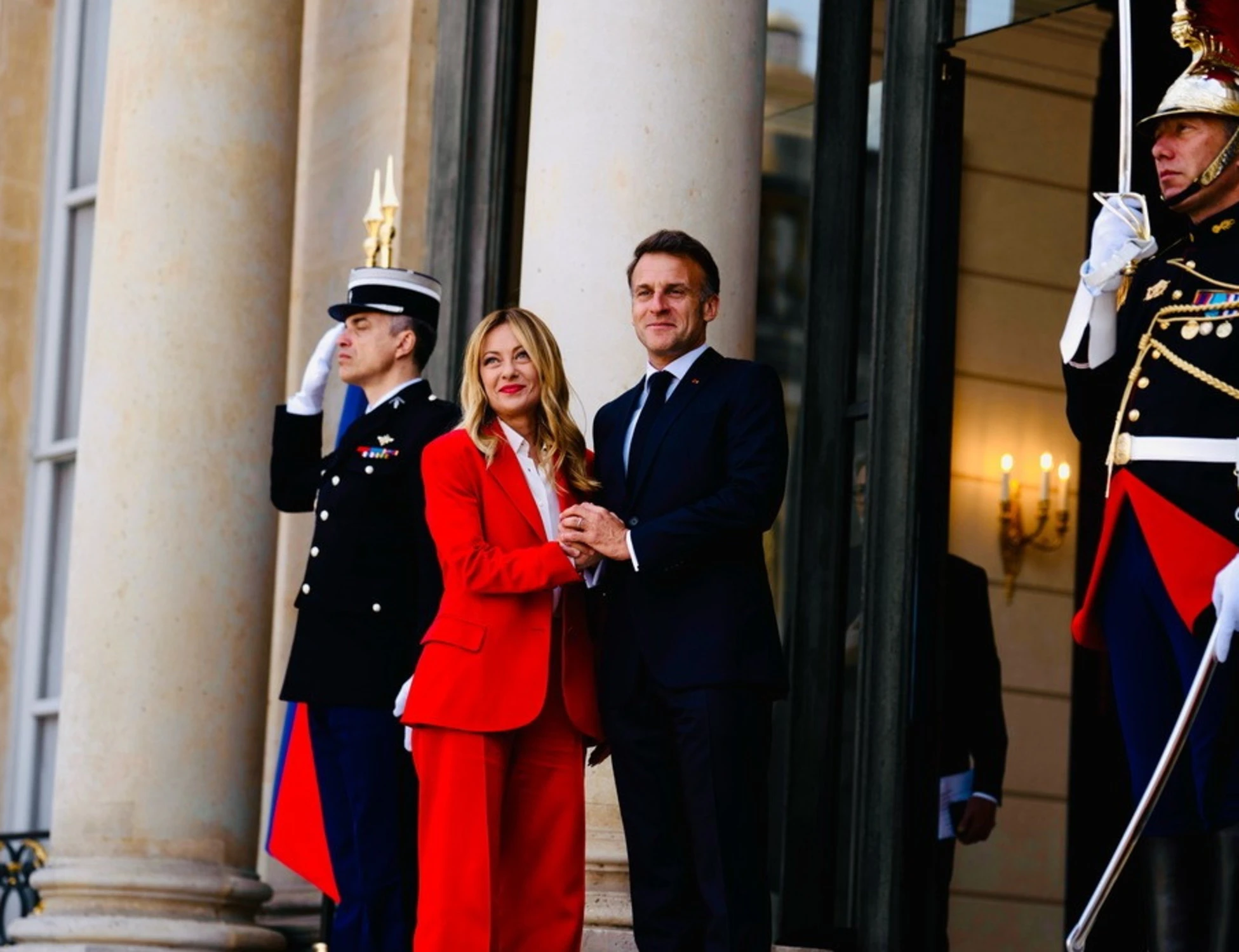 Meloni a Parigi, e intanto Schlein... Così ci guadagnano tutte e due