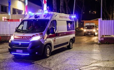 Varese, auto sbanda e investe cinque pedoni: morta una 17enne, bilancio drammatico