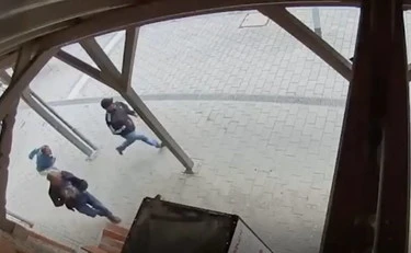Baviera, spintona la capotreno e insegue i bimbi col coltello: terrore in stazione