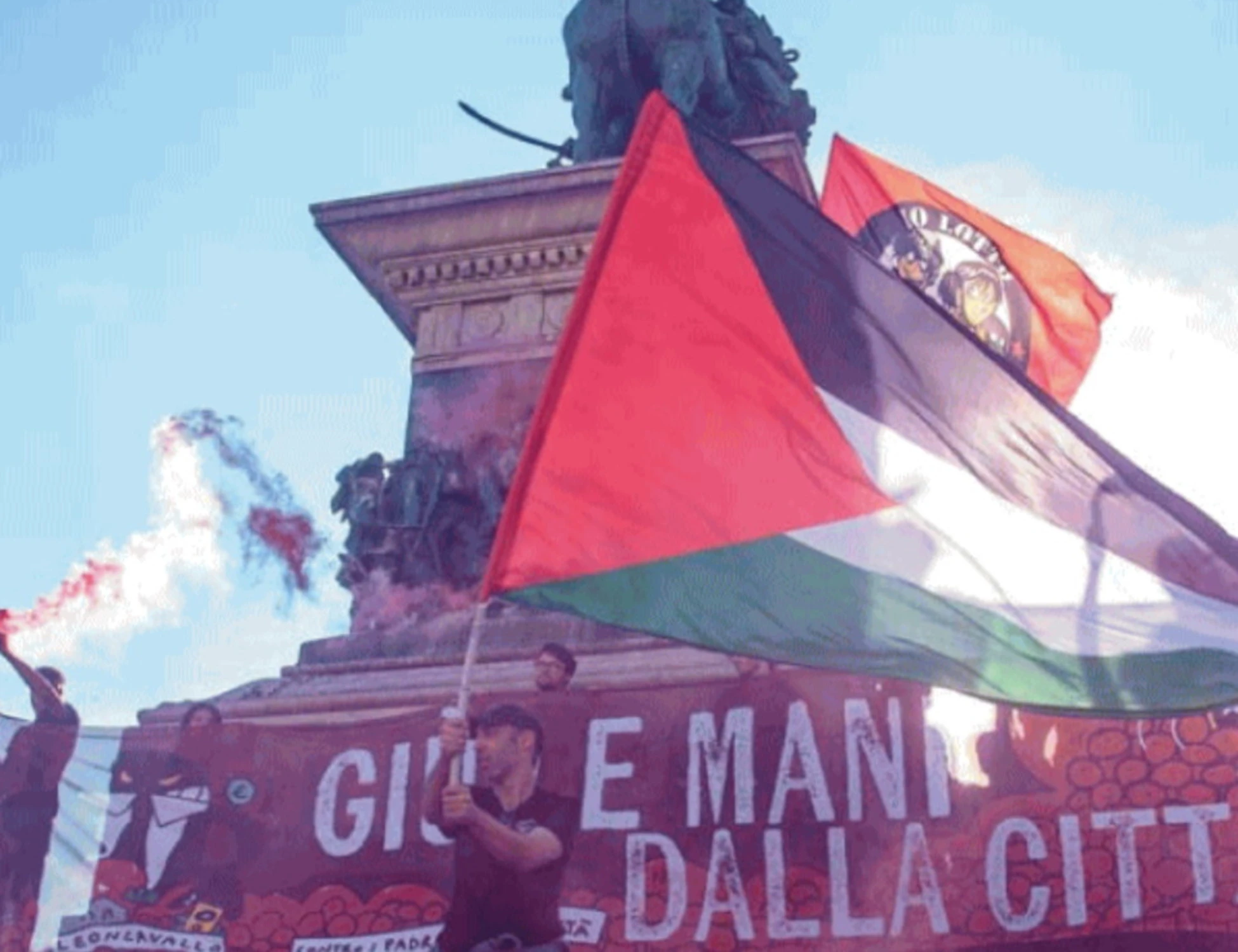 Ecco la cultura del Leonka: petardi contro la polizia e piazza Duomo sfregiata