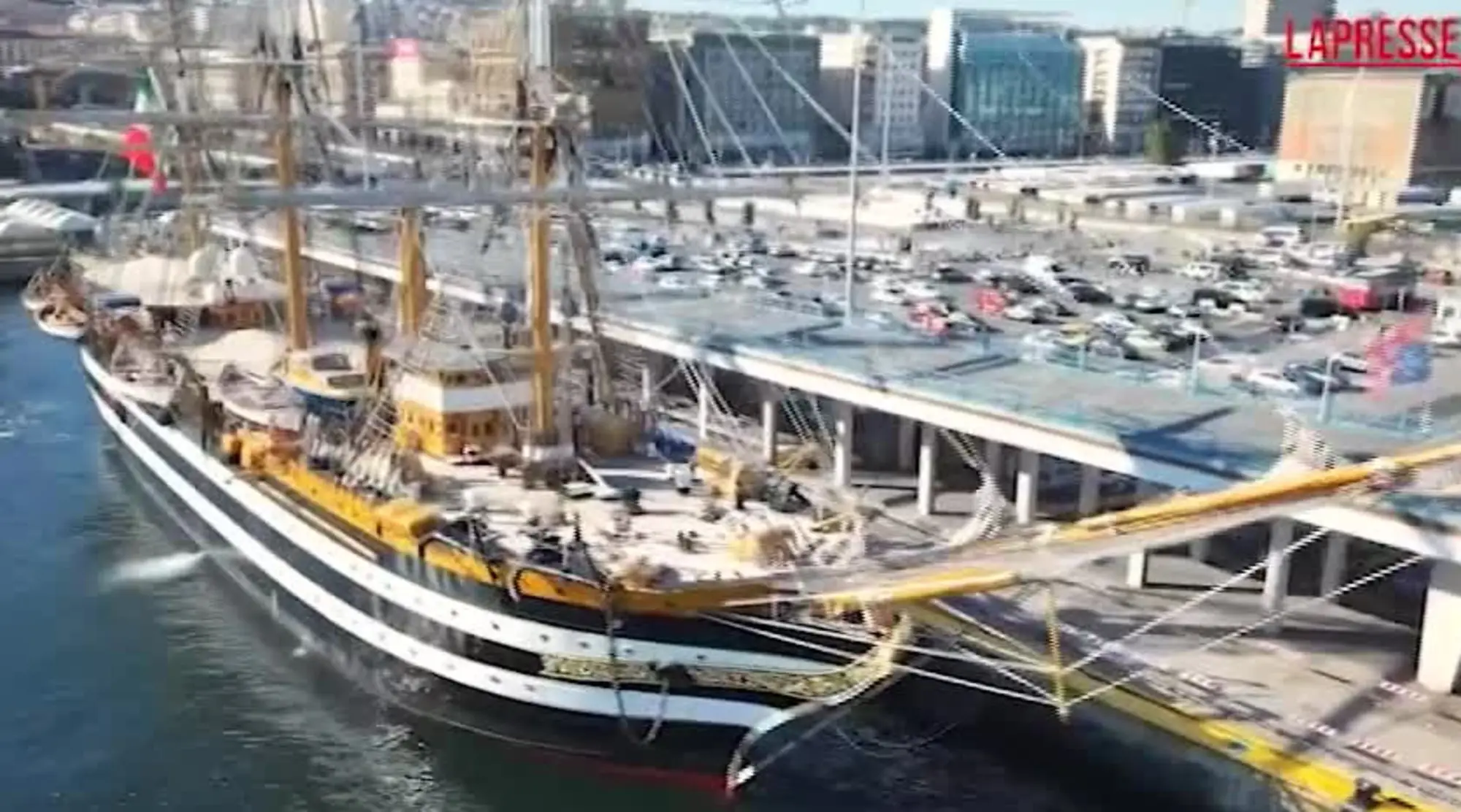 Nave Amerigo Vespucci a Napoli, a bordo sale il trofeo dell'America's Cup