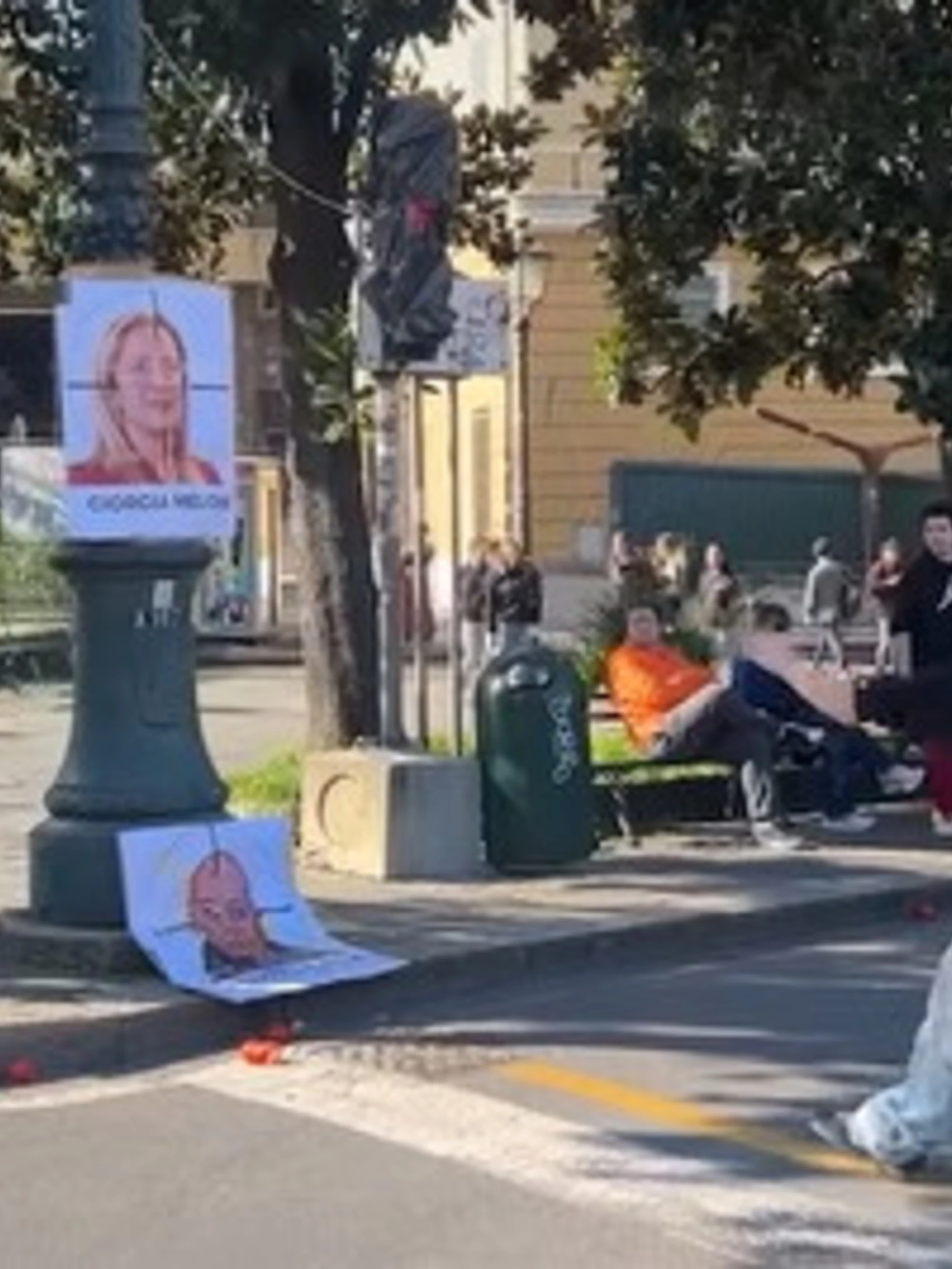 Meloni e Bernini, la vergogna degli studenti: pietre e fiamme a Genova, furia-FdI