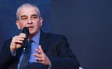 Fazzolari affonda Macron: "I volenterosi? Non capisco bene..."